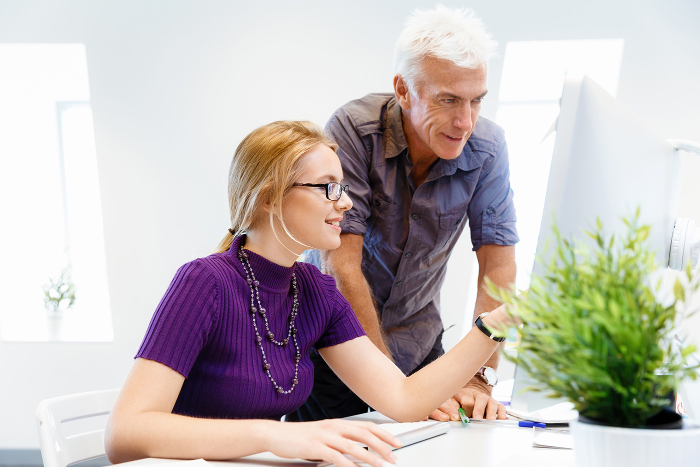 co-workers-working-together-PRZ8DTV